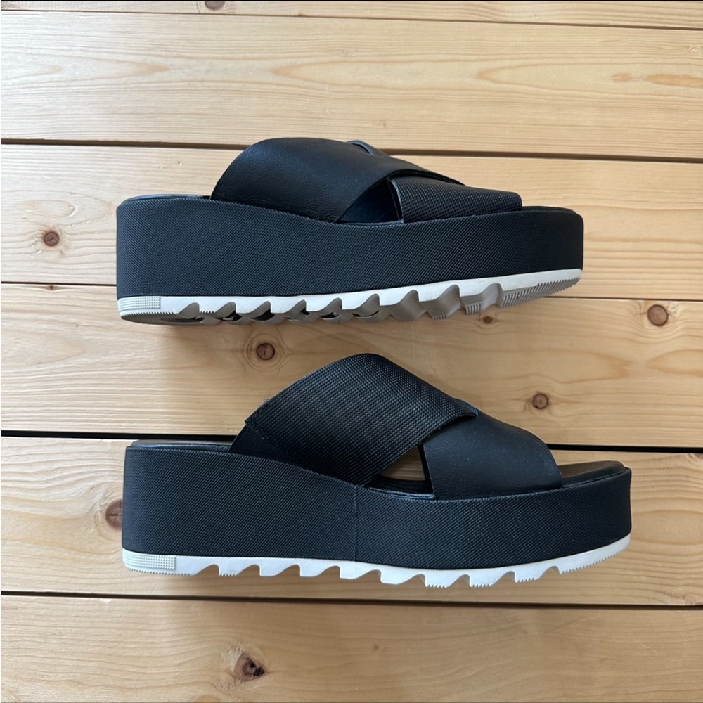 Black & White Sorel sandals - Picture 2 of 5